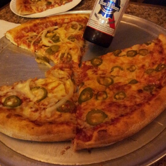 Foto diambil di Ray&#39;s Pizza oleh Megan R. pada 1/15/2013