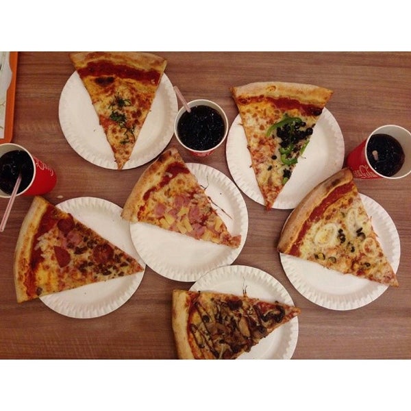 Photo taken at The Manhattan Pizza Company by Caimei C. on 4/26/2015