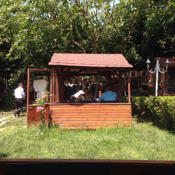 Das Foto wurde bei Çiftlik Restaurant von Emre E. am 5/29/2016 aufgenommen