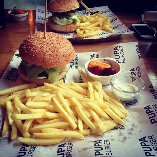 Foto diambil di Pupa Burger oleh Murat Y. pada 6/6/2014