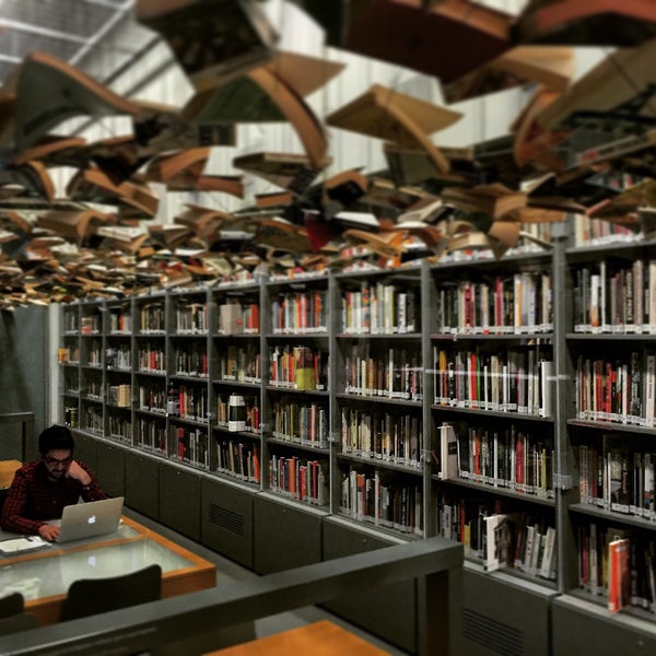 11/27/2015にKürşat O.がİstanbul Modern Kütüphaneで撮った写真