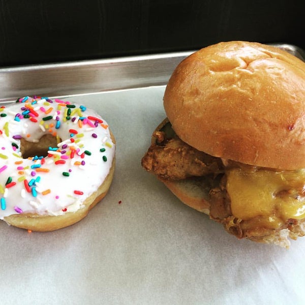 7/10/2016에 Maggie G.님이 Sam&#39;s Fried Chicken &amp; Donuts에서 찍은 사진