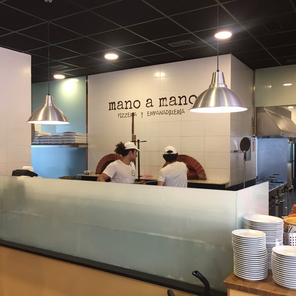 รูปภาพถ่ายที่ Mano a Mano - Pizzas y empanadillas โดย Juan Manuel R. เมื่อ 7/1/2017