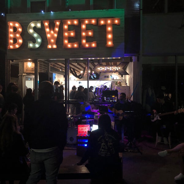 Foto diambil di B Sweet Dessert Bar oleh Fahad pada 5/5/2019