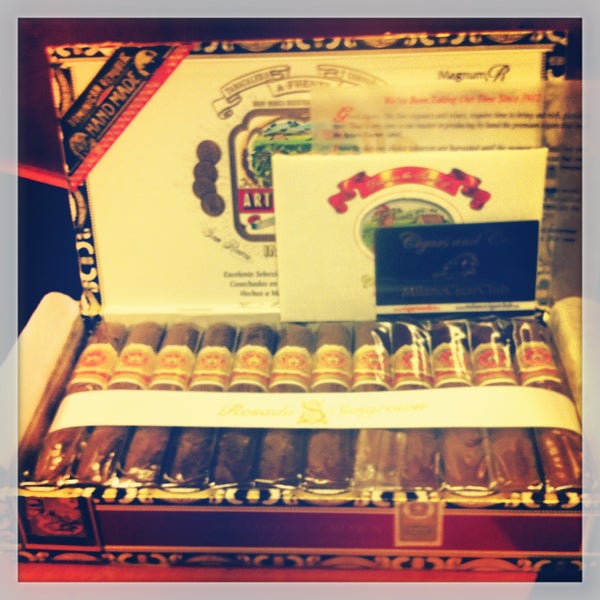 Das Foto wurde bei Cigars and Co von Fabrizio C. am 5/15/2013 aufgenommen