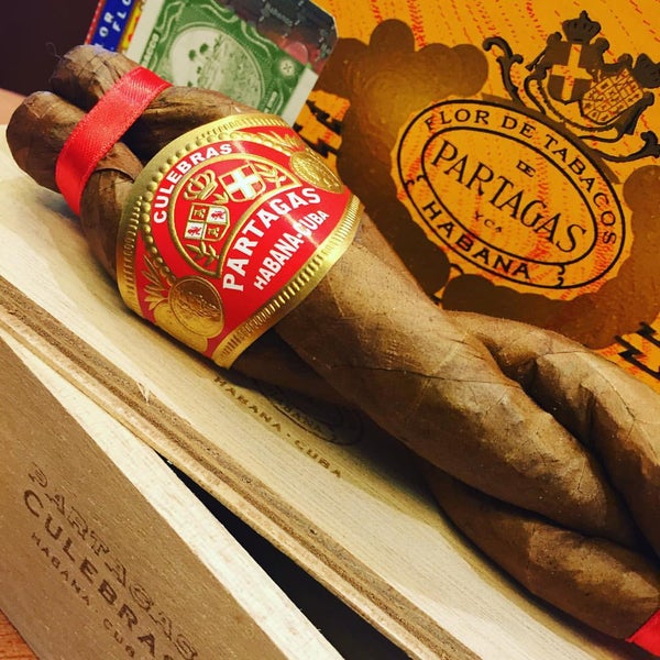 Foto tirada no(a) Cigars and Co por Fabrizio C. em 3/11/2016