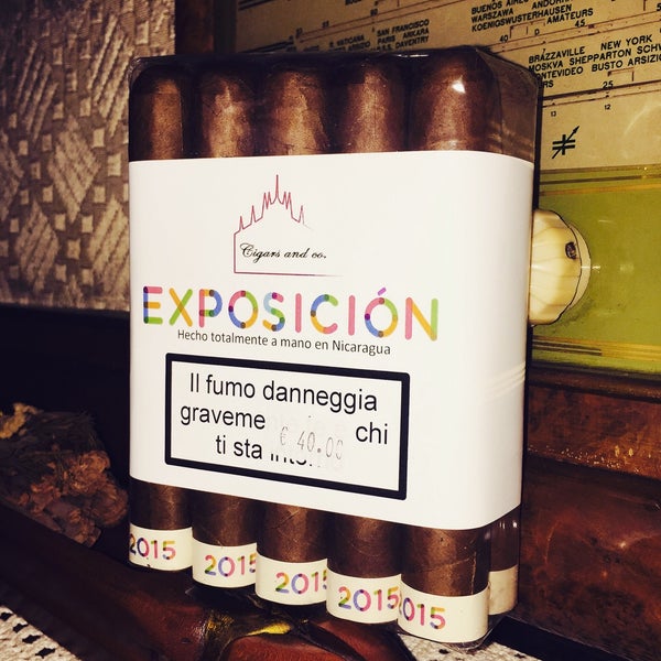 Foto tirada no(a) Cigars and Co por Fabrizio C. em 9/1/2015