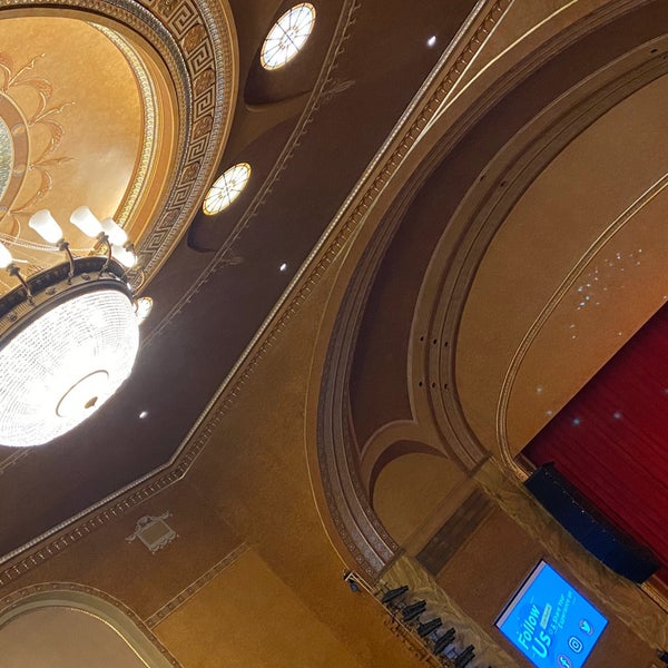 Foto tirada no(a) State Theatre NJ por Patty G. em 12/15/2019