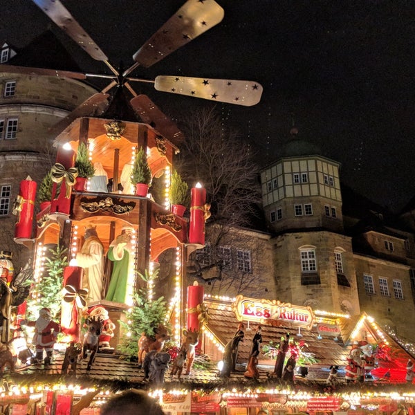 รูปภาพถ่ายที่ Stuttgarter Weihnachtsmarkt โดย Gm เมื่อ 12/8/2018