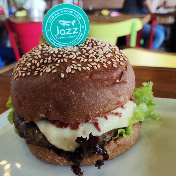 Foto diambil di Jazz Restô &amp; Burgers oleh Vinicius K. pada 7/21/2019