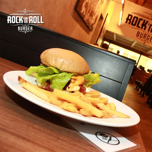 Foto tomada en Rock &#39;n&#39; Roll Burger  por Rock &#39;n&#39; Roll Burger el 10/16/2014
