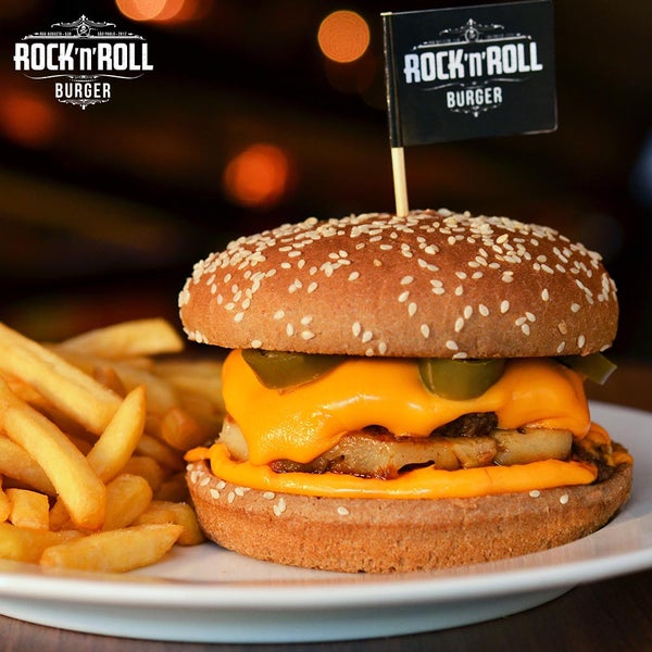 10/16/2014 tarihinde Rock &#39;n&#39; Roll Burgerziyaretçi tarafından Rock &#39;n&#39; Roll Burger'de çekilen fotoğraf