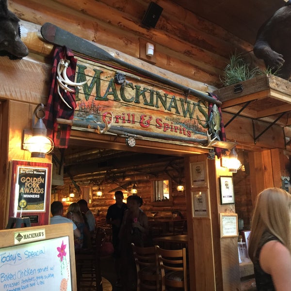 Das Foto wurde bei Mackinaws Grill and Spirits von Patrick O. am 7/27/2015 aufgenommen
