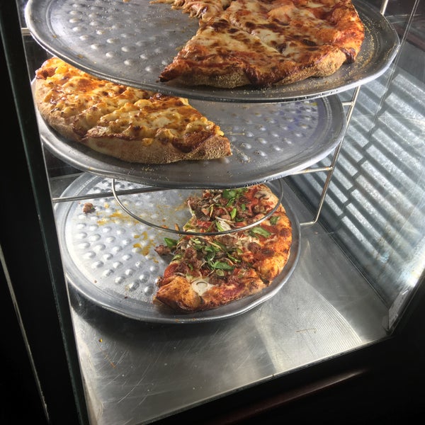 Foto tirada no(a) Pizza Shuttle por Patrick O. em 12/19/2015