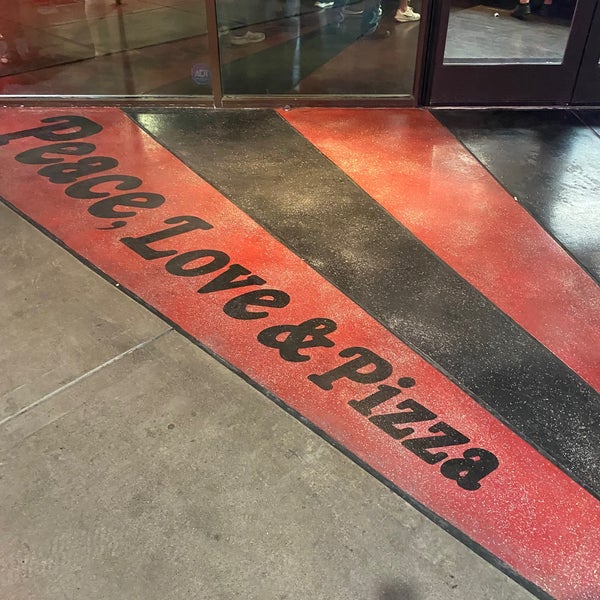 9/28/2023 tarihinde Patrick O.ziyaretçi tarafından Pizza Rock'de çekilen fotoğraf