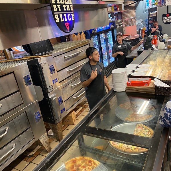 Photo prise au Downtown House Of Pizza par Patrick O. le12/29/2019