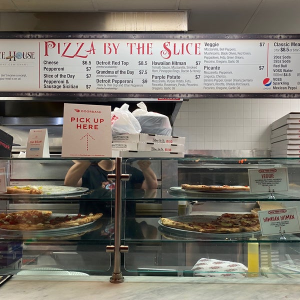 Foto diambil di Pizza Rock oleh Patrick O. pada 9/28/2023