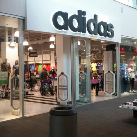 Adidas Outlet Store 6 de 694 visitantes