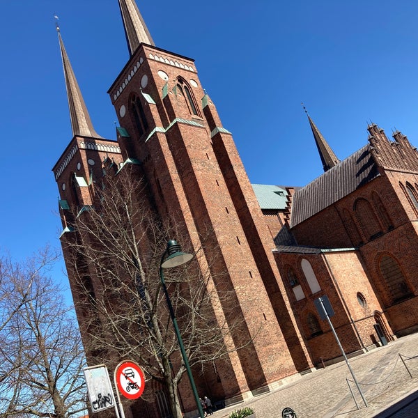 Foto diambil di Roskilde Domkirke | Roskilde Cathedral oleh Murat pada 4/19/2022