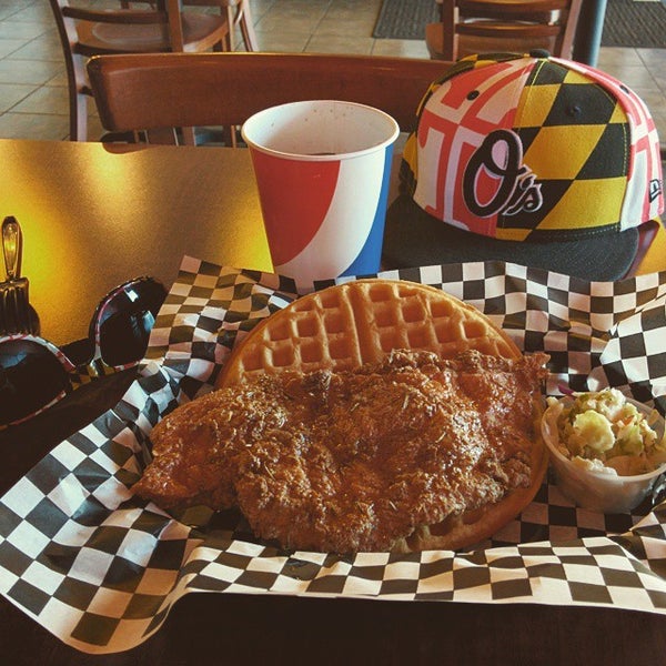 12/30/2014 tarihinde Tom M.ziyaretçi tarafından Butter And Zeus Waffle Sandwiches'de çekilen fotoğraf