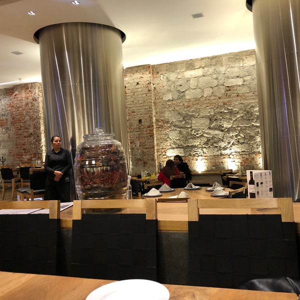 Foto diambil di Restaurante 5M oleh Mauro B. pada 2/1/2018