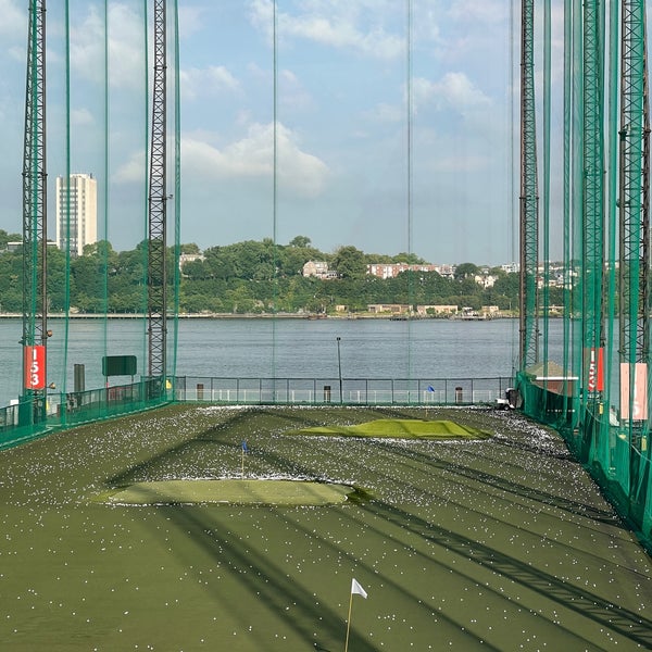 Photo taken at The Golf Club at Chelsea Piers by Avneesh K. on 7/8/2022