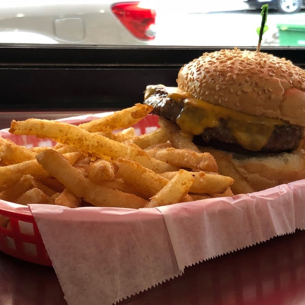 Снимок сделан в Pearl&#39;s Deluxe Burgers пользователем Avneesh K. 6/10/2018