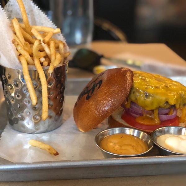 Foto tomada en Brooklyn Burgers &amp; Beer  por Avneesh K. el 7/1/2018