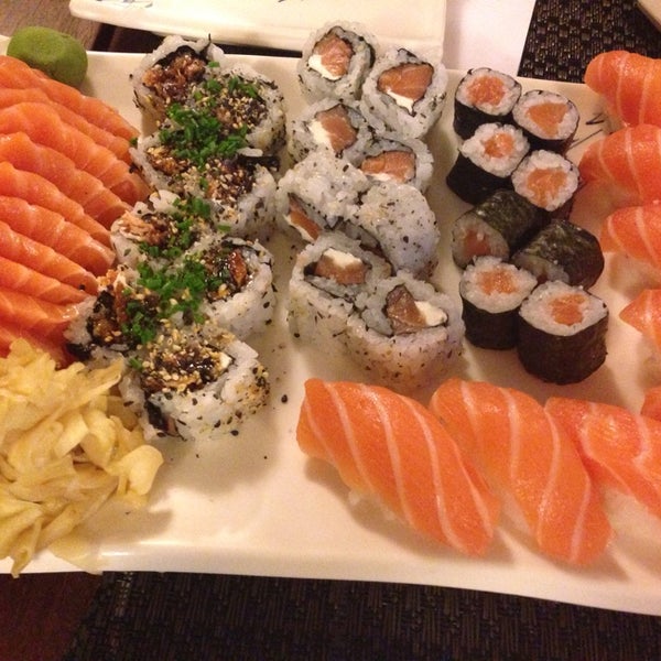Foto tirada no(a) H2O Sushi Bar por Bruna L. em 4/20/2014