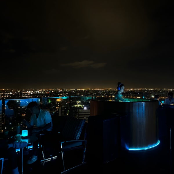 7/13/2023 tarihinde にんじん 太.ziyaretçi tarafından Octave Rooftop Lounge &amp; Bar'de çekilen fotoğraf