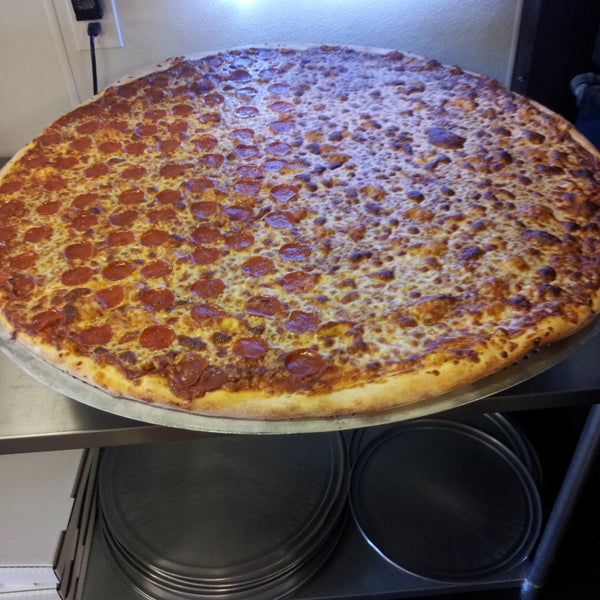 Das Foto wurde bei Nate&#39;s New York Pizza von Nate&#39;s New York Pizza am 2/15/2014 aufgenommen