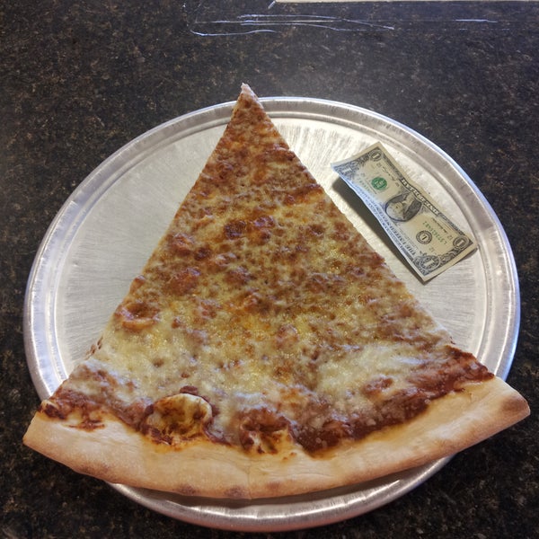 Photo prise au Nate&#39;s New York Pizza par Nate&#39;s New York Pizza le2/15/2014
