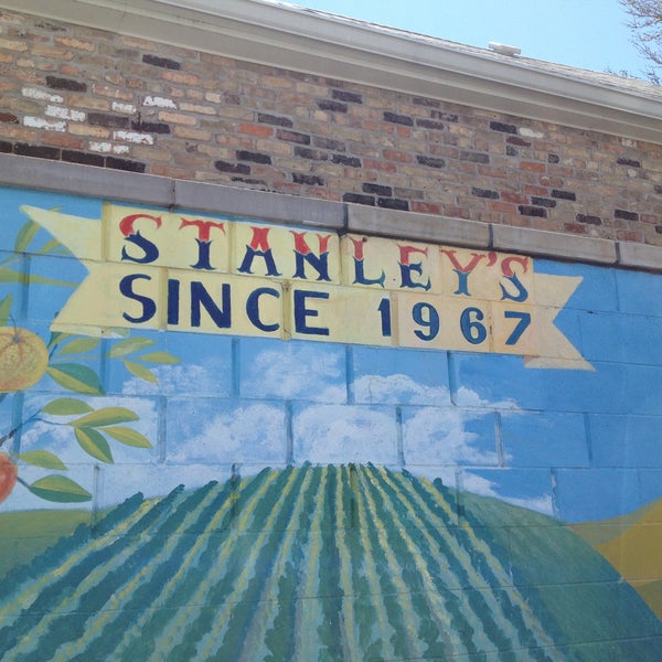 Снимок сделан в Stanley&#39;s Fresh Fruits and Vegetables пользователем Dianne S. 5/5/2013