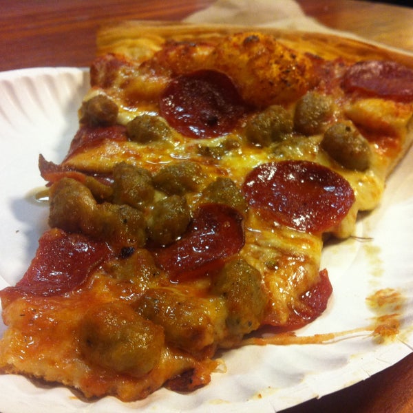 รูปภาพถ่ายที่ Irving Street Pizza โดย Nancy L. เมื่อ 5/11/2013