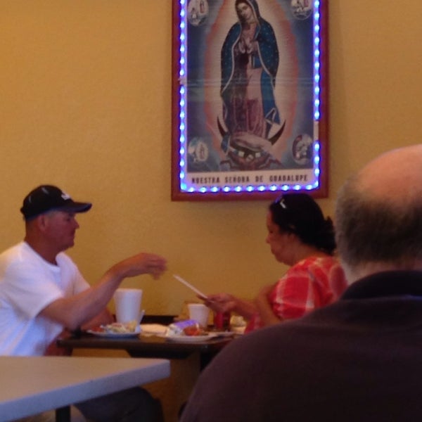 Foto diambil di Tacos La Potranca De Jalisco oleh Jennifer B. pada 6/29/2014