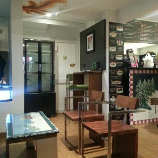 รูปภาพถ่ายที่ Aviraté Café โดย Osman A. เมื่อ 12/9/2012