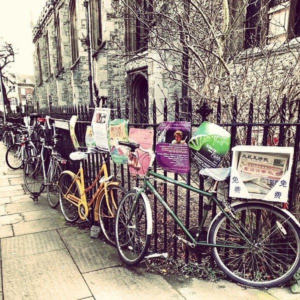 Photo prise au Cambridge University Press Bookshop par Nell W. le12/27/2013