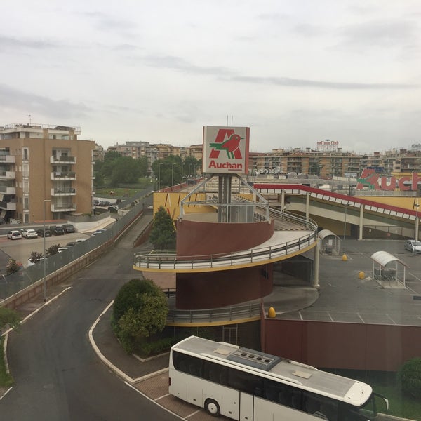Photo taken at Holiday Inn Express Rome - East by Dona I. on 5/6/2018