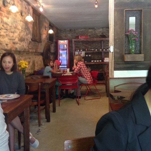 4/25/2014 tarihinde Yawei L.ziyaretçi tarafından Julianna&#39;s Coffee &amp; Crepes'de çekilen fotoğraf