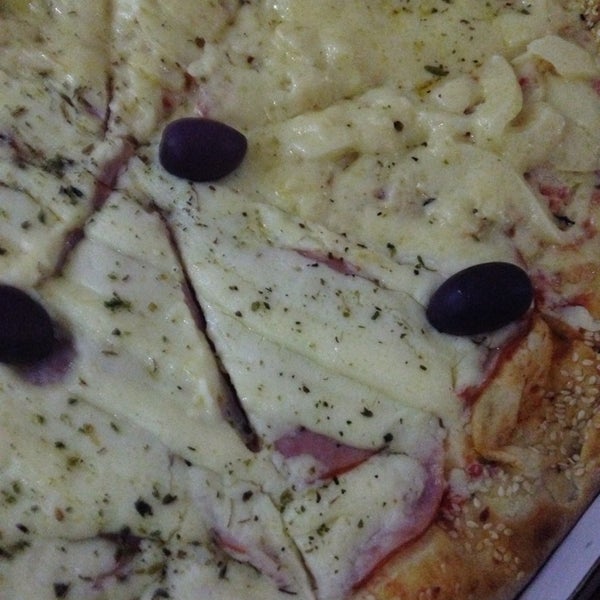 Das Foto wurde bei Artesão Forneria e Pizzas von Karina L. am 12/21/2013 aufgenommen