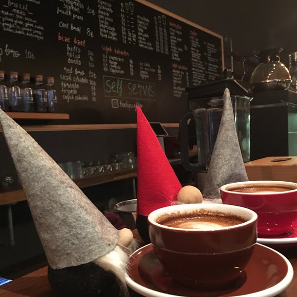 Das Foto wurde bei Hacky’s Coffee &amp; Roasters von Tolga Ç. am 12/29/2017 aufgenommen