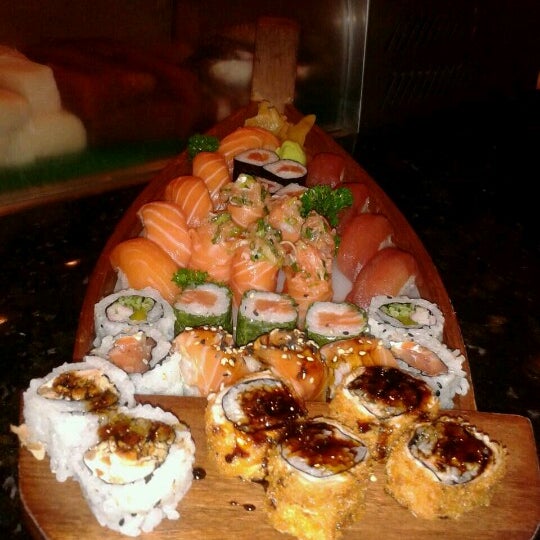 11/6/2012 tarihinde Junior N.ziyaretçi tarafından Sushi Mart'de çekilen fotoğraf