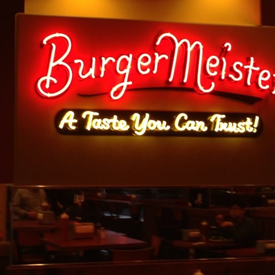 Снимок сделан в BurgerMeister пользователем Scott C. 11/22/2012