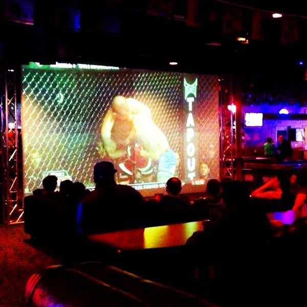 2/24/2013에 Joey B.님이 Campus Billiards Craft Beer &amp; Sports Bar에서 찍은 사진