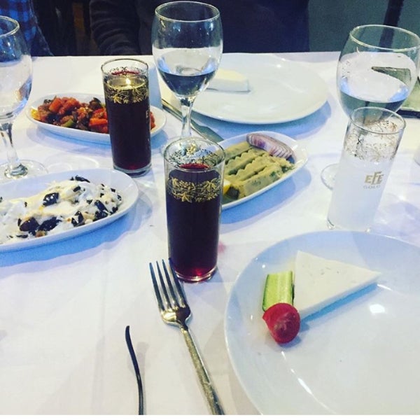Das Foto wurde bei Ataköy Bahçem Restaurant von E_Y_L am 5/4/2018 aufgenommen