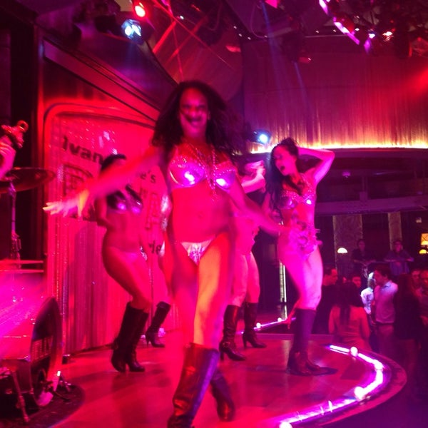 Photo prise au Ivan Kane&#39;s Royal Jelly Burlesque Nightclub par Kerem le10/20/2013