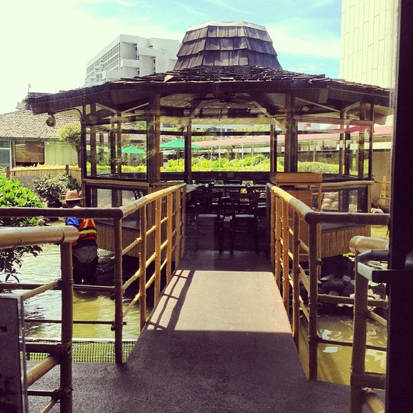 6/12/2013 tarihinde Kristine C.ziyaretçi tarafından Pagoda Floating Restaurant &amp; Catering'de çekilen fotoğraf