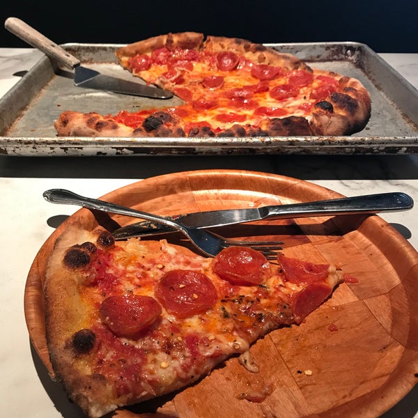 Foto tomada en Nick&#39;s New Haven Style Pizzeria and Bar  por Biz T. el 12/2/2019