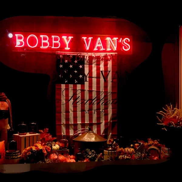 รูปภาพถ่ายที่ Bobby Van&#39;s โดย Biz T. เมื่อ 11/20/2019