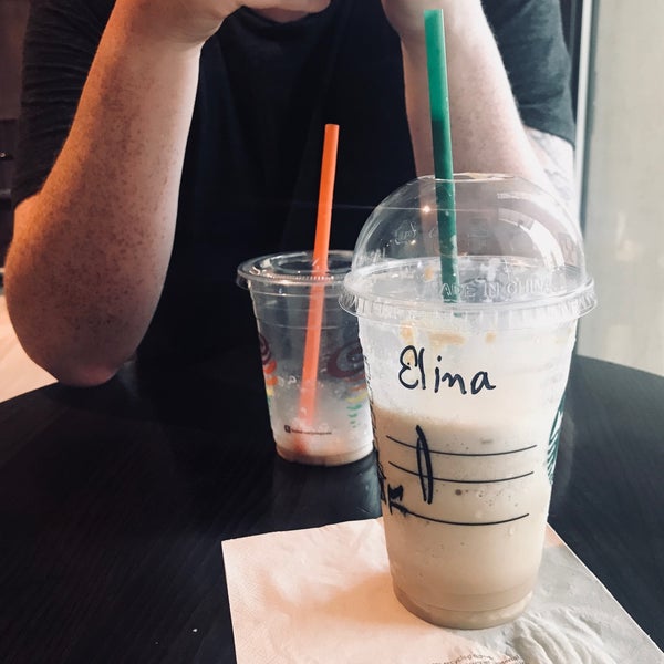 Foto diambil di Starbucks oleh Turanga pada 3/31/2018